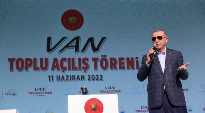 Erdoğan bol keseden sallamaya devam ediyor, 1982 yılında kurulan üniversite hakkında konuştu: “Van’a üniversiteyi kim getirdi? Biz getirdik!”