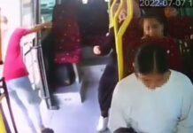 Mersin’de bir yolcu minibüsün açık kapısından düşerek yaşamını yitirdi