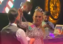 Şarkıcı Demet Akalın, beğenmediği şampanyayı garsonun başından aşağı döktü