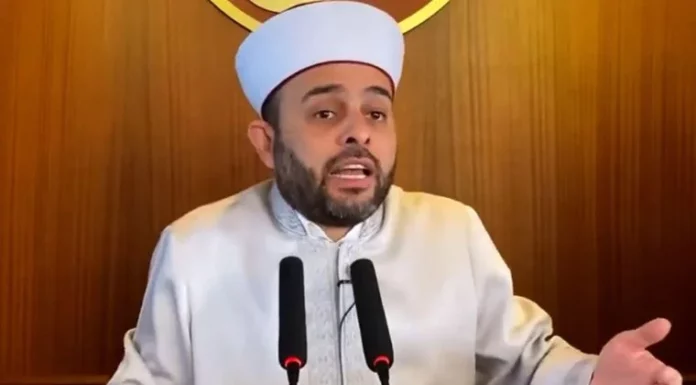 Daha önce kadınların giyimiyle ilgili konuşan gerici, bu sefer de namaz kılmayan ve oruç tutmayanların sopalanması gerektiğini belirtti