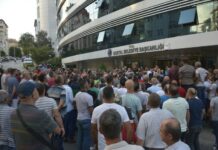 Kartal Belediyesi’nde işçiler sendikanın düşük ücretle imzaladığı sözleşmeye karşı tepkililer