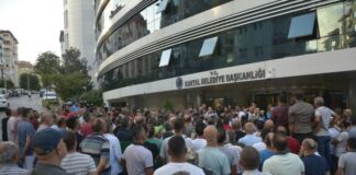 Kartal Belediyesi’nde işçiler sendikanın düşük ücretle imzaladığı sözleşmeye karşı tepkililer