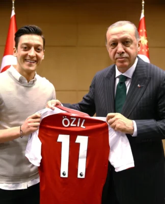 Alman gazetesi, Erdoğan’ın Mesut Özil’e hediye ettiği saati gündeme taşıdı: “Asgari ücretin altı katı”