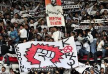 Beşiktaşlı taraftarlardan AKP’ye gönderme: “Türkiye laiktir, laik kalacak”