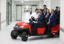 Erdoğan, Ankara’daki şehir hastanesinin içini arabayla gezdi