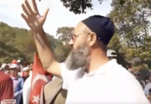 LGBTİ+’lara karşı organize edilen mitinge gelen gericiler, çalınan müzikten rahatsız oldu, kapatılmasını istedi: “Böyle saçmalık olmaz, buraya gitar dinlemeye mi geldik!”