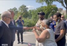 Erdoğan Central Park’ta yürüyüş yaparken tanıştığı bir Amerikalıdan sigarayı bırakmasını istedi: “Thank you. Good. Nice to meet you. Sigarayı içmesin. Bıraksın sigarayı”