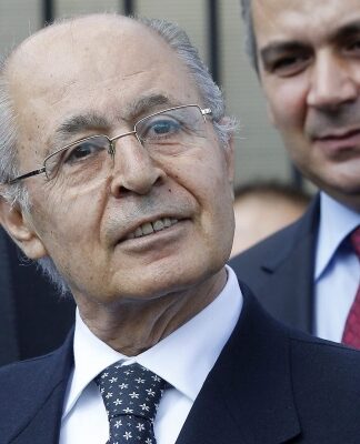 AKP tarafından memurluktan atılan Mimarlar Odası Ankara Şubesi Başkanı Tezcan Karakuş Candan’a Ahmet Necdet Sezer’den destek