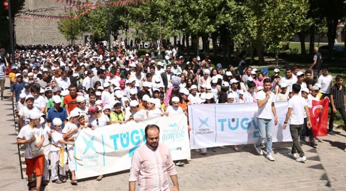 TÜGVA, çocukları takke ve tekbirlerle yürüttü
