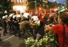 Atina’da polis şiddetini protesto eden öğrencilere sert müdahale