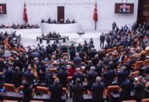 TBMM’de sansür yasağı protestosu: CHP’li ve HDP’li vekiller alkışlarla “Sansüre Hayır” dedi
