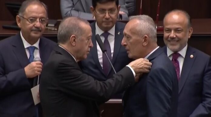 AKP’ye katılan CHP Aydın İl Başkan Yardımcısı, “128 milyar dolar nerede?” göndermeli profil fotoğrafını kaldırdı, sosyal medya hesabında değişiklikler yaptı