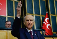 Bir sene önce CHP’nin HDP ile görüşmesini hedef alan Bahçeli, anayasa değişikliği için AKP’lilerin HDP ile görüşmesini “doğru bir adım” olarak değerlendirdi: