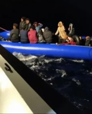 Ege Denizi’nde batan teknede 20 göçmen hayatını kaybetti 30 göçmen ise kayıp