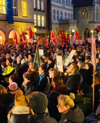 Münster’de binlerce kişi anti-faşist eylemde bir araya geldi