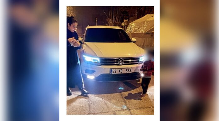 AKP’li Kübra Dörtkardeş, lüks aracı ve üstünde uzun kabanıyla ayağı çıplak montsuz çocuğa kek ve meyve suyu verdi!