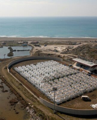 “Sahil şeridinden uzak durun” diyerek tsunami uyarısı yapan AFAD, deniz kenarına çadırkent kurmuş