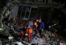 Dünkü depremin ardından Hatay’da yıkılan binanın enkazından 3 kişinin cansız bedenine ulaşıldı