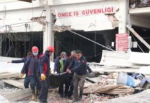 Ağır hasarlı fabrikaya sokulan işçiler bugünkü depremde enkaz altında kaldı