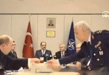 NATO toplantısında boş çay bardaklarını toplayan Korgeneral Göksel Kahya, sosyal medyada büyük tepki aldı