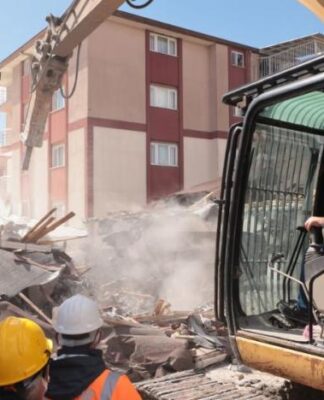 6 yaşındaki çocuğun istismarı ile gündeme gelen İsmailağa Cemaati’ne bağlı Hiranur Vakfı’nın binası, İBB ekipleri tarafından yıkıldı
