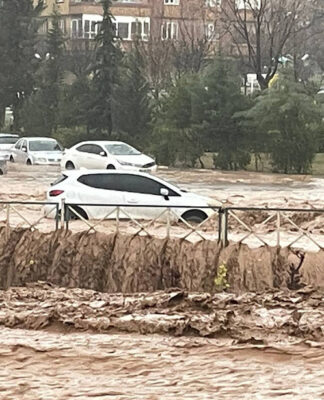 Deprem bölgesinde sel: Konteyner sulara kapıldı, ölü ve kayıplar var