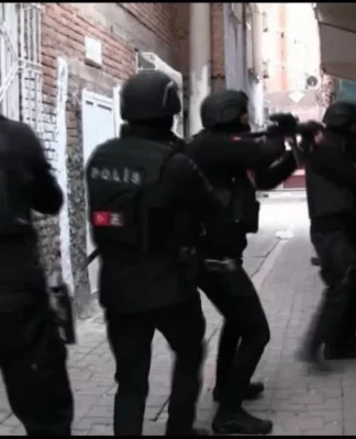 Diyarbakır merkezli birçok şehirde polis operasyonu gerçekleşti: Onlarca gazeteci, siyasetçi ve sanatçı gözaltına alındı