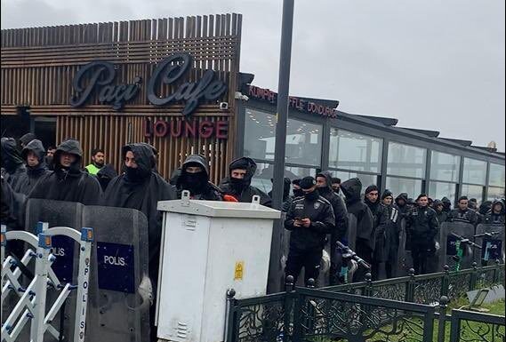 AKP milletvekili adayı Burak Baloğlu’nun Üsküdar’daki kaçak kafesinin İBB tarafından yıkımı polis korumasına alınarak engelleniyor