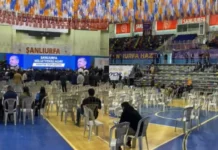 AKP’nin Urfa milletvekili adayı Adalet Bakanı Bekir Bozdağ, boş salonda aday tanıtım toplantısı gerçekleştirdi
