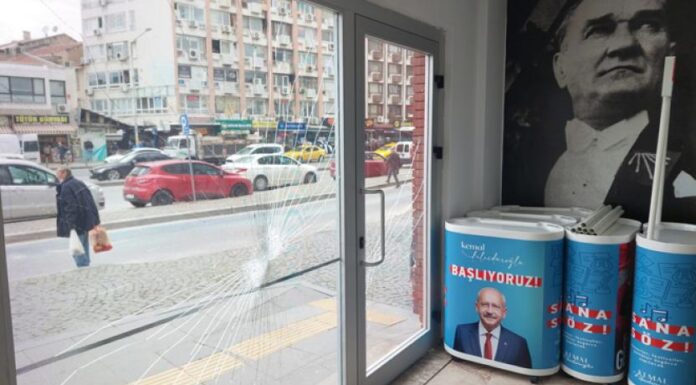 İzmir’de CHP seçim bürosuna taşlı saldırı