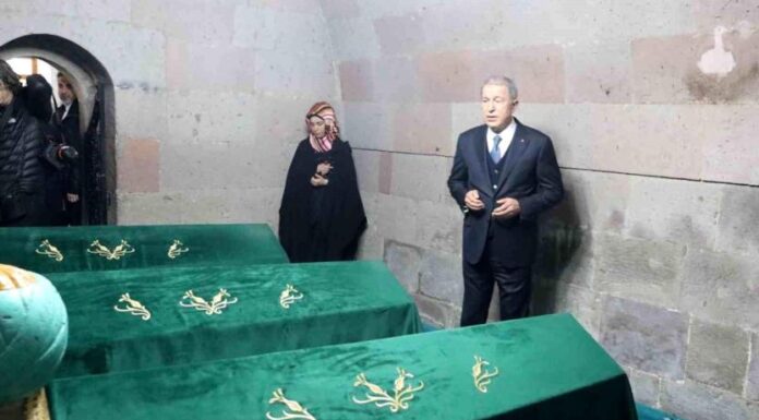 Hulusi Akar seçim çalışmasına ziyaret ettiği türbeden başladı