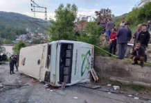 Akçaabat’ta Trabzon Belediyesi’ne ait minibüste yaşamını yitiren 5 kişinin cenazesinde AKP’li Başkan protesto edildi