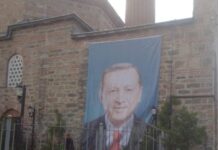 Bursa’da AKP’nin seçim çalışması: Camiye Erdoğan posteri asıldı