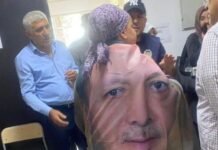 Adıyaman’da Erdoğan pankartıyla oy kullanmaya giden kadın, yasaklar nedeniyle kabine alınmadı