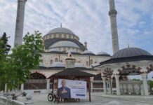 İstanbul’da cami avlusuna Erdoğan pankartı asıldı