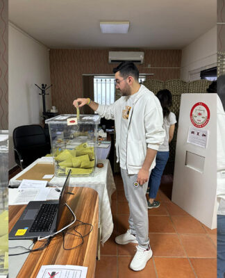 Yurtdışında oy kullanan Menzil şeyhinin torunu sosyal medyada gündem oldu