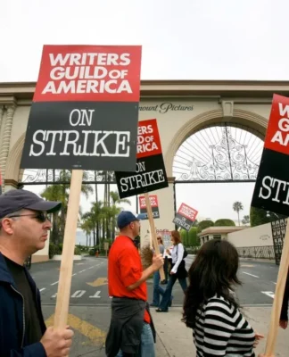 Amerikan Senaristler Birliği’nin (WGA) başlattığı grev sürüyor: Grev nedeniyle “Avatar”, “Star Wars” ve “Avengers” gibi filmlerin vizyon tarihleri ertelendi