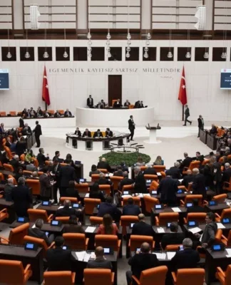 CHP’nin vergi zammı önergesi AKP ve MHP oylarıyla reddedildi, Meclis Ekim ayına kadar tatile girdi