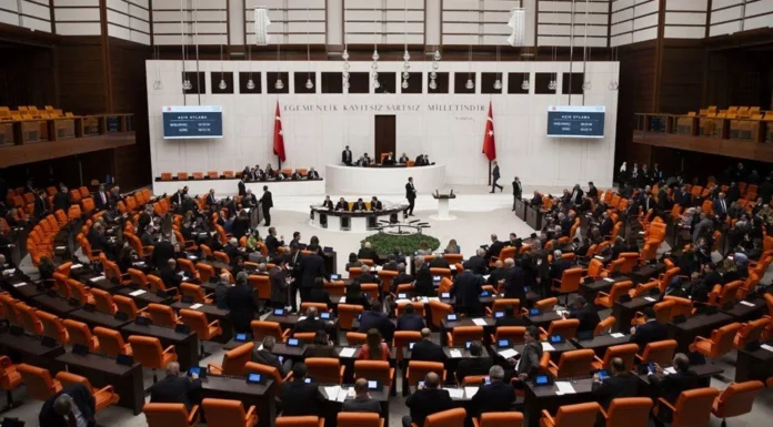 CHP’nin vergi zammı önergesi AKP ve MHP oylarıyla reddedildi, Meclis Ekim ayına kadar tatile girdi