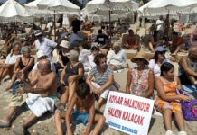 Çeşme’de sahillerin ücretli hale getirilmesine karşı yurttaşlardan protesto: “Denizler halkındır, sahiller halkındır”