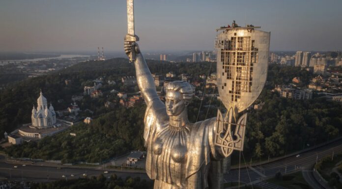 Kiev’deki Anavatan Heykeli’ndeki eski Sovyetler Birliği armasının yerine “komünizmden arınmak için” Ukrayna arması yerleştirildi