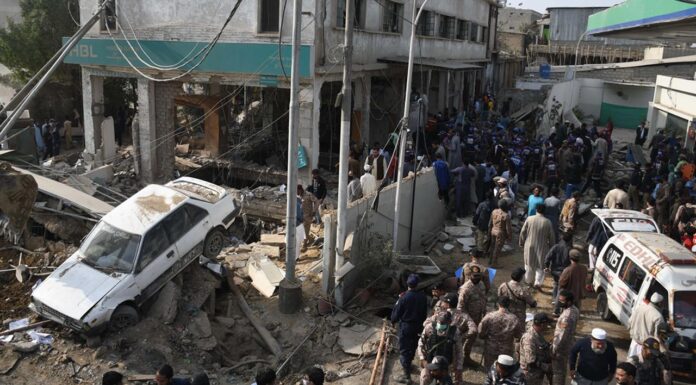Pakistan bombalı saldırı: En az 52 insan yaşamını yitirdi
