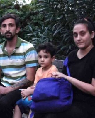 İşte AKP Türkiyesi: Ev sahibinin evden çıkardığı aile hastane bahçesinde yatıyor