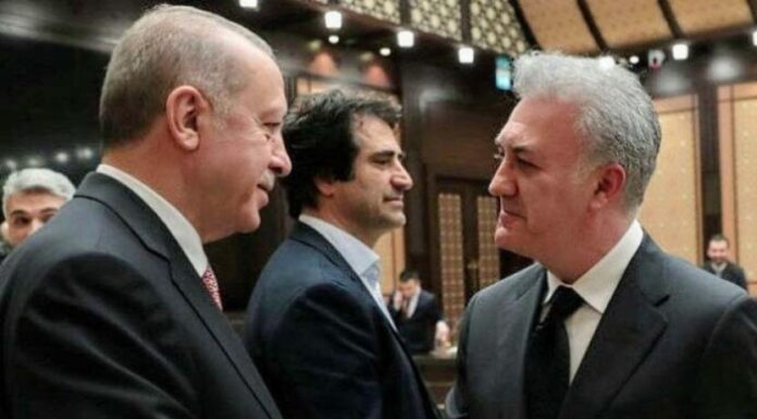 AKP’nin Devlet Tiyatroları Genel Müdürü yaptığı Tamer Karadağlı şaşırtmadı, sansürü savundu: “Bakanlığımızın aldığı kararın arkasındayız”