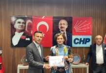 Özgür Çelik mazbatasını alarak CHP İstanbul İl Başkanı oldu
