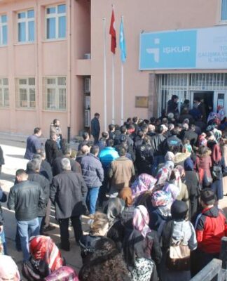 İşte AKP’nin “81 ile üniversite” politikasının sonucu: Diplomalı işsizler İŞKUR kuyruklarında