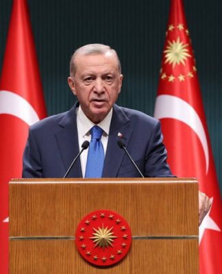 Türkiye’nin yarısının asgari ücretle çalıştığı ve açlıkla sınandığı ekonomik çöküşte Erdoğan’dan asgari ücret açıklaması