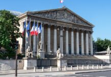 Fransa’da tartışmalı göç yasası kabul edildi