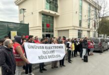 İşlerinden atılan Serkan Yılmaz ve Hasan Çoğal emek dostları ile beraber Ünüvar Elektronik önünde basın açıklaması yaptı