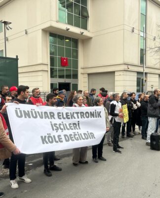 İşlerinden atılan Serkan Yılmaz ve Hasan Çoğal emek dostları ile beraber Ünüvar Elektronik önünde basın açıklaması yaptı